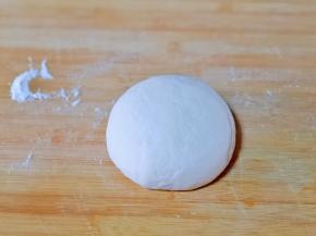 取出揉好的面团，揉圆。