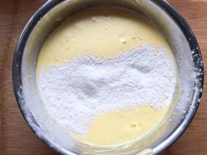 筛入低筋面粉搅拌均匀