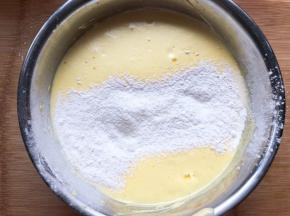 筛入低筋面粉搅拌均匀