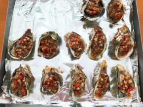 将蒜蓉舀入生蚝中