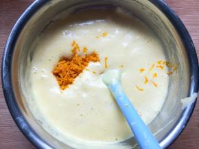 再倒回打蛋盆中翻拌均匀，加入橙皮屑，翻拌均匀