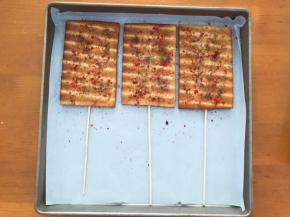 刷上食用油，撒上花椒粉，辣椒面，孜然粉，盐