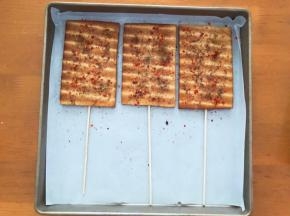 刷上食用油，撒上花椒粉，辣椒面，孜然粉，盐