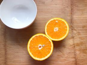 橙子切半，挤出40克橙汁