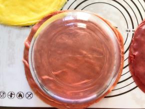 放一个大碗在上面，去掉周围的皮