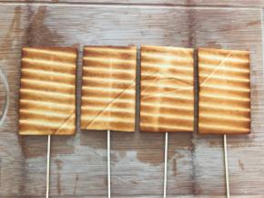 准备好豆腐干，烧烤签串好