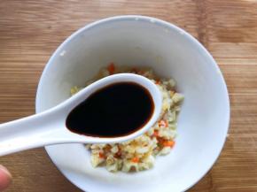 炒熟的蒜蓉放入碗中，倒入两勺生抽