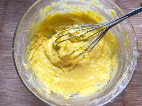 加入鸡蛋搅拌均匀