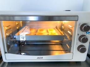 放入ACA烤箱中层，180度烤10到15分钟左右，时间主要看你切的厚薄来定