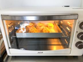 放入预热好的烤箱中层，200度12分钟