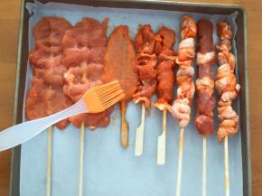 肉串提前拿出解冻，两面刷上食用油