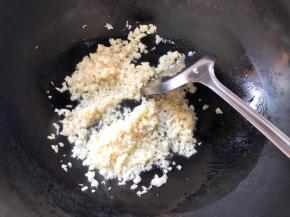 蒜剁碎，锅中倒入食用油烧热，倒入蒜蓉炒香