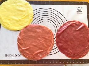 煎好几张皮后，再加入2克红丝绒粉，搅拌均匀过筛，煎完最后的