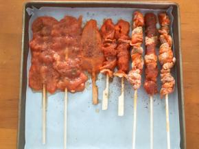 撒上孜然粉，花椒粉，不用放盐，本来买来的肉串就有味