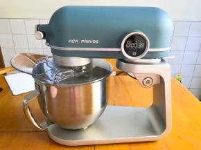 淡奶油加入厨师机中，开启8档打发