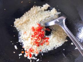 倒入小米辣炒熟