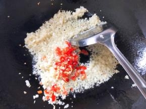倒入小米辣炒熟