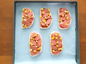 放上火腿肠和玉米