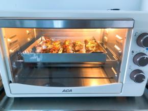 放入预热好的烤箱中层，上下火200度20分钟，