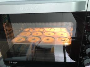 放入预热好的烤箱中层160度，上下火20分钟