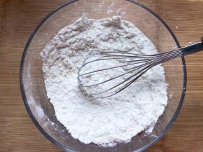 加入糖粉混合搅拌均匀