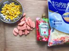 准备好食材，玉米用水煮熟