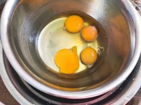 鸡蛋隔温水加入细砂糖打发