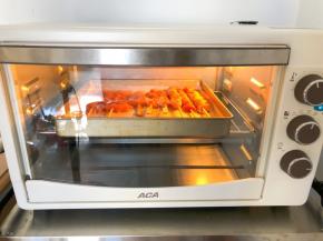 放入预热好的烤箱中层180度，上下火20分钟，中途翻面