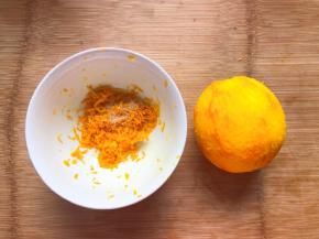 橙子用盐洗干净，刮出皮屑，用少许糖腌一下，