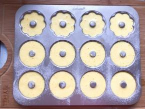 将面糊用勺子舀入模具中