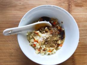 适量盐，花椒粉，孜然粉，搅拌均匀