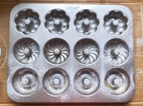 模具刷上一层薄薄的黄油，筛入一点面粉，这样好脱模
