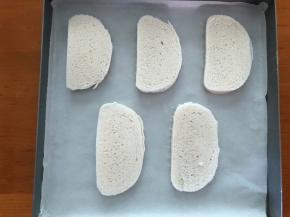 馒头切片放入烤盘