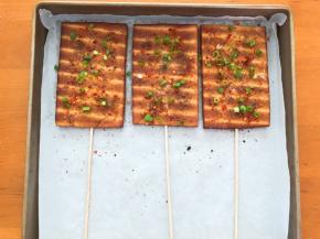 最后两分钟拿出撒上香葱，继续烤