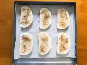 撒上盐，花椒粉，孜然粉