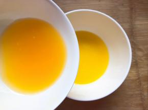 橙汁和融化成液体的黄油，混合搅拌均匀