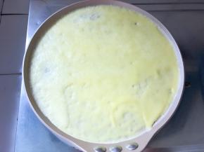 不粘锅小火，舀一勺面糊到不粘锅中，快速摊均匀