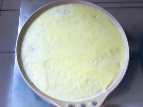 不粘锅小火，舀一勺面糊到不粘锅中，快速摊均匀