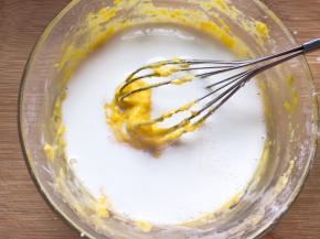 分三次加入牛奶搅拌均匀