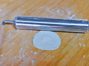 取一块面团，用擀面神器，擀圆。