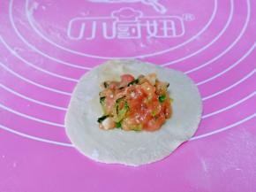 再放上调好的馅料。