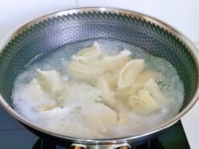 开始煮饺子啦！锅中加水烧开，下饺子，煮熟捞出即可。(煮熟的饺子状态是漂浮在水面上)