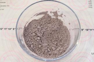 可可粉和低筋面粉混合均匀。