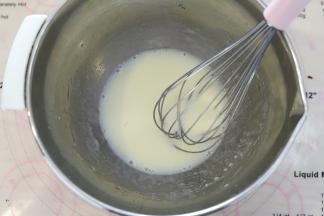 玉米油和牛奶用手动打蛋器搅拌至乳化。