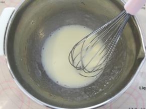 玉米油和牛奶用手动打蛋器搅拌至乳化。