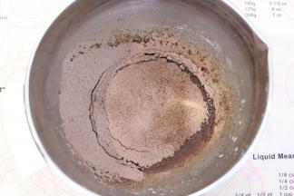 筛入可可和低粉的混合物，搅拌至无干粉。