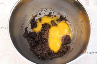 磕入蛋黄，蛋清放入无油无水的打蛋盆内，放冰箱冷冻备用。