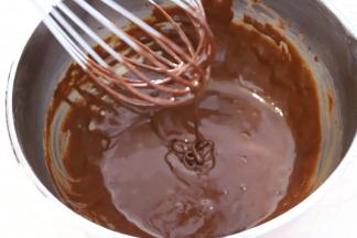 手动打蛋器“Z”字形搅拌至顺滑的蛋黄糊。