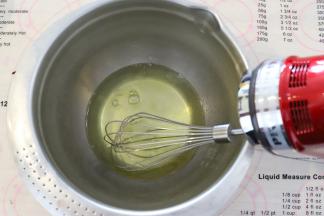 打蛋器装上单头线抽打蛋头，蛋清加入几滴柠檬汁，先低速打至粗泡后，加入第一次细砂糖。