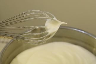 打发至蛋清变细腻后加入第二次，打发至大弯钩时加入第三次细砂糖，最后打发至干性发泡。